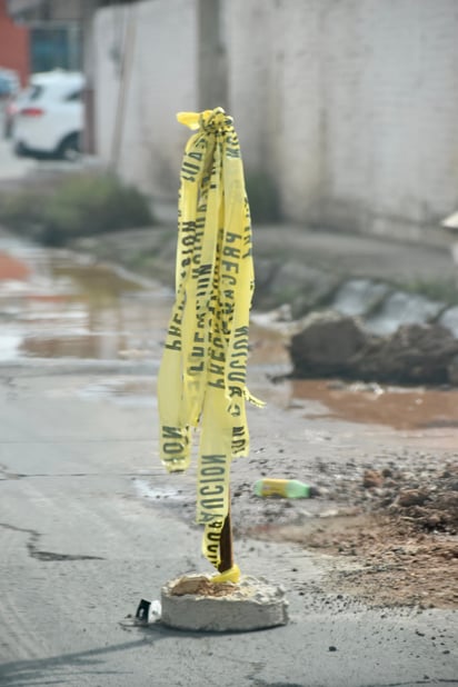 Aviso. Vecinos incluso llegan a colocar palos con una base de cemento para alertar a conductores, ciclistas y peatones.
