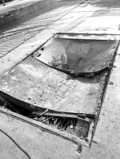 En las banquetas. Usuarios han reportado que registros de metal de diferentes compañías también se encuentran en mal estado.