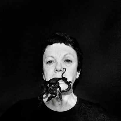 Iturbide se aproxima a sus sujetos desde la convivencia y el tiempo compartido.