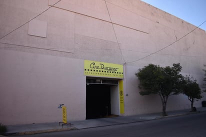 Fachada con nostalgia. Si bien los recuerdos e historia están completamente en el pasado, aún se utiliza el nombre de 'Cine Durango' para que la gente reconozca de inmediato donde se encuentra.