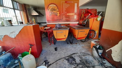 Desastre. Objetos desordenados se aprecian al interior.
