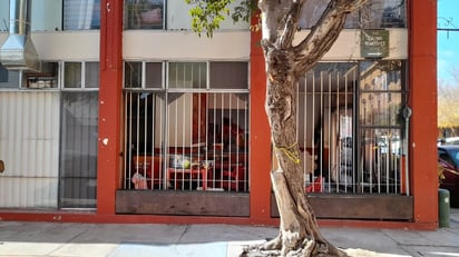 Vista de lado. El local de comidas es muy grande y los ventanales se quedaron sin vidrios.