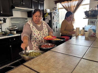 Lucy sirve la comida con la misma atención con la que escucha a cada niño, convirtiendo el comedor en un espacio seguro.
