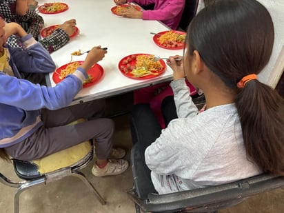 Algunos menores llegan sin haber desayunado; aquí encuentran alimento y un trato digno.