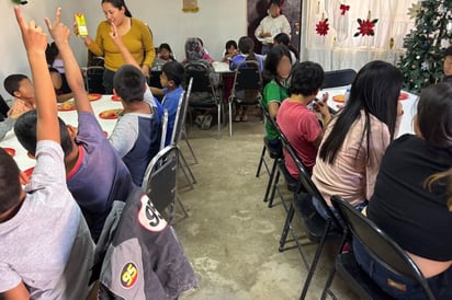 Todos los días, a las 2:30 de la tarde, niñas y niños llegan al comedor infantil para recibir un plato caliente y un momento de cuidado.