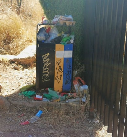 Desperdicio. Se acumula basura fuera de los contenedores por falta de recolección.