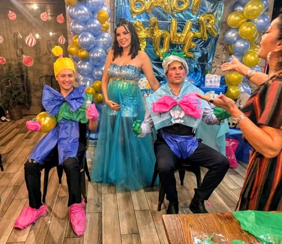 Al ser un baby shower mixto, los hombres también compitieron con sus respectivos equipos en uno de los juegos.