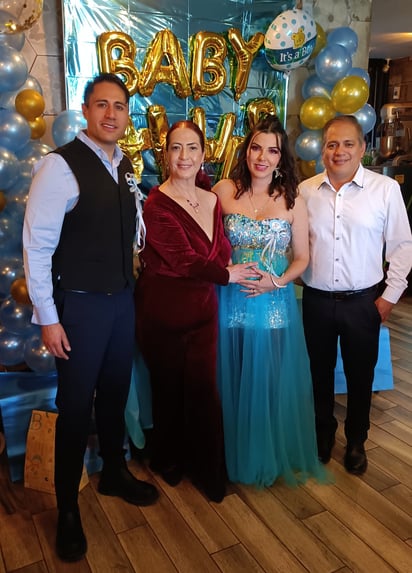 La pareja junto a Dora Maa y su esposo Marcelo.