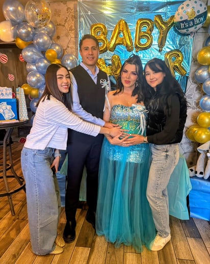 Los próximos papás  junto a Hiromi Cano Reyes y su hija Ana Victoria Reyes.
