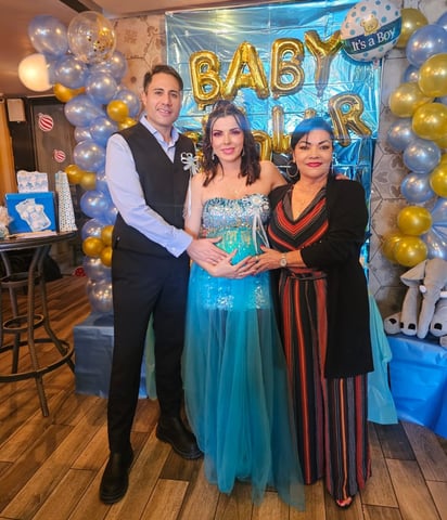 Katia y Abi Gómez Cano y su mamá, Consuelo Cano Maa.