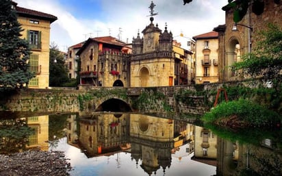 España. Situada en el río Ibaizabal, este bello lugar está rodeado por impactantes montañas con grandes bosques donde abunda el color verde.