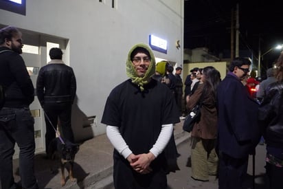 La exposición se articula a partir de contrastes que atraviesan todo el discurso visual.