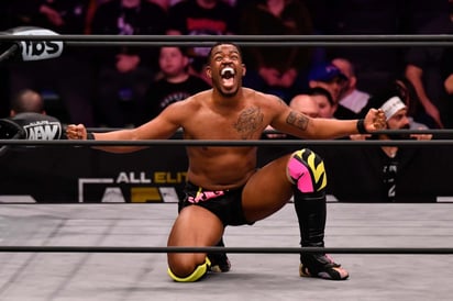 Lee Moriarty también desarrolla una carrera activa como artista visual, con formación autodidacta en dibujo y pintura desde la infancia y exhibiciones en eventos como Miami Art Week.