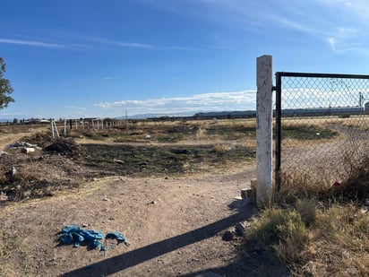 Paso libre. En la parte trasera del polideportivo, hay varios metros que no tienen barda perimetral, donde entra el ganado.