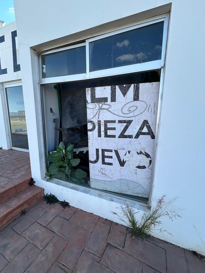 Roto. Por el poco cuidado al recinto, no es raro ver objetos desprendidos, vandalizados o robados.