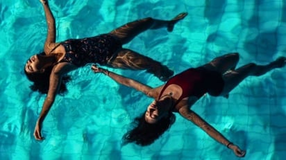 Trama. 'Chicas Tristes' retrata la relación entre la Maestra y Paula, las mejores nadadoras de su equipo, cuya amistad se ve puesta a prueba tras un incidente ocurrido en una fiesta, obligándolas a elegir entre callar o hablar.