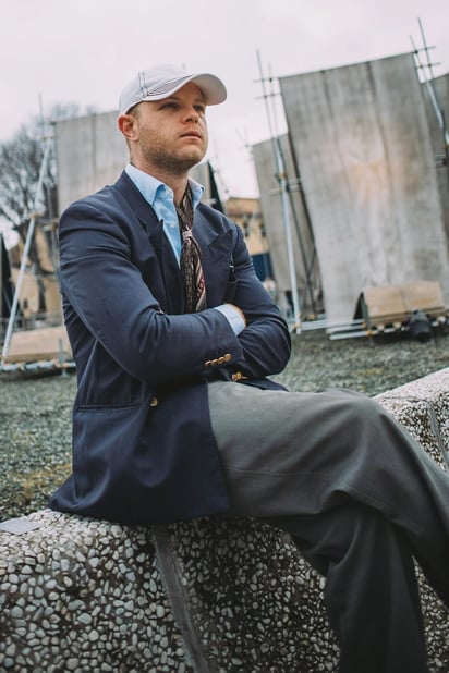 El estilo personal domina las calles de Pitti Uomo, donde cada atuendo cuenta una historia propia.