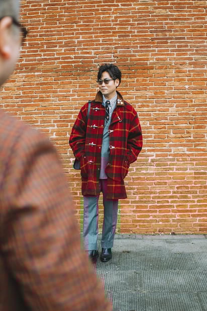 Pañuelos, boinas y gafas elevan los looks y confirman que los detalles marcan la diferencia esta temporada.