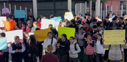 Tayoltita. En la cabecera municipal de San Dimas, los padres de familia han marchado en varias ocasiones pidiendo maestros.