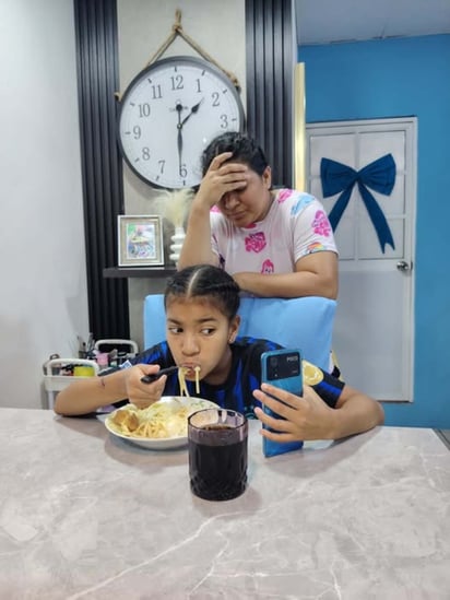 Llamado. Especialistas piden a los padres de familia estar más al pendiente del celular de sus hijos, incluso, instalar aplicaciones para ver sus contenidos.