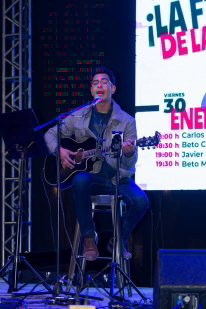 Entre guitarras y voces sinceras, el público se dejó llevar por historias de amor, memoria y esperanza.