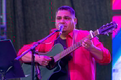 Carlos Ortega abrió la velada con una interpretación sensible y romántica, marcando el tono íntimo de una noche pensada para escuchar cada verso con el corazón.