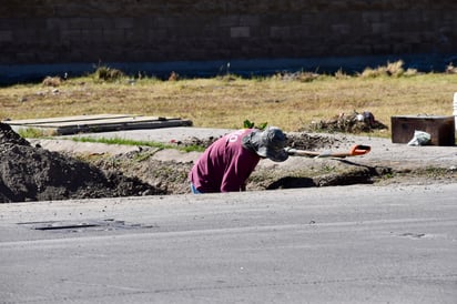 Versatilidad. Un joven albañil realiza optó por diversificarse y realizar tanto labores de construcción, fontanería y otras áreas para tener más trabajo.





