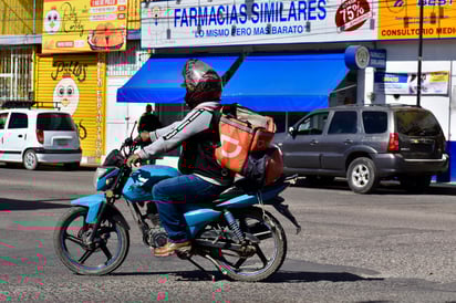 Sobre ruedas. Repartidor de plataforma digital que recorre día con día toda la ciudad para llevar a cabo sus entregas.