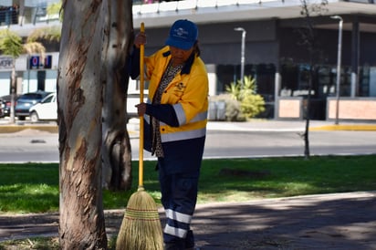 Limpieza. Las y los trabajadores de limpieza son los primeros en despertarse en la ciudad para comenzar puntualmente sus labores.