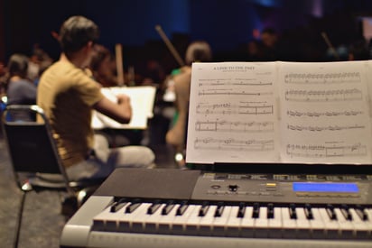 “Kamerata Kai busca crear experiencias que unan a la audiencia desde la música, la nostalgia y la emoción del directo”, señaló Becerra.