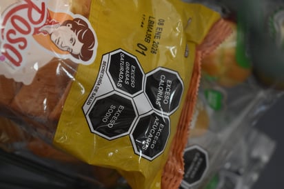 Compleja. En ocasiones, resulta difícil entender la información que viene en algunos alimentos.