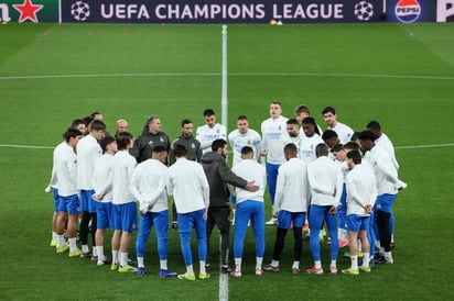 El conjunto de Álvaro Arbeloa encara la ida en Lisboa con un cuadro mermado por las bajas confirmadas de Jude Bellingham y Rodrygo, apostando por la cantera y el liderato ofensivo de Kylian Mbappé.