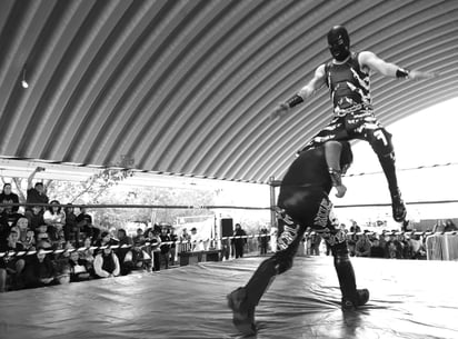 Valentía. El enmascarado afirmó que entró al cuadrilátero sin miedo, con lo que él describió como 'electricidad'.