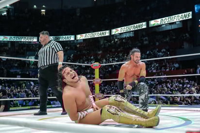 Tras la lucha, Ángel de Oro y Johnny Consejo pactaron un duelo de cabellera contra cabellera para el próximo 27 de febrero. Foto: (CMLL / Oswaldo Jaimez)