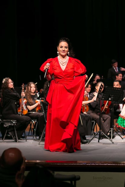  Reyna Valenzuela: la soprano se adueñó del recinto con una gran potencia vocal.