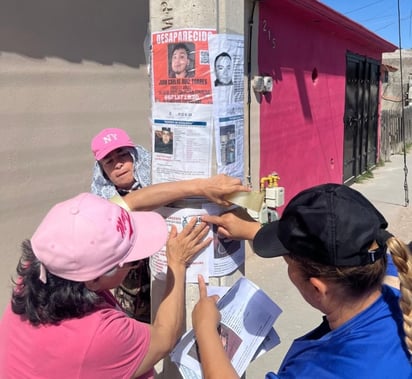 Acuden. Madres y familiares de personas desaparecidas hacen la pega de fichas en diversas zonas de la ciudad.