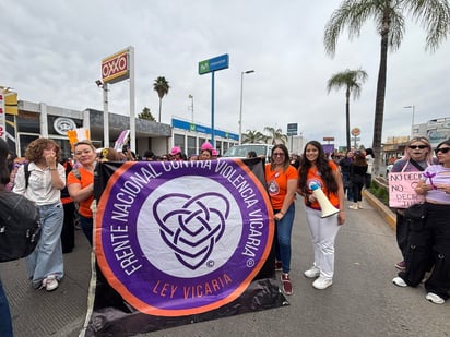 Marcela García Fonseca portó un cartel que confronta la narrativa nacional: México, lindo y querido y machista y misógino y feminicida'. Y por el otro lado del cartél:  'México no solo dueles, matas. Para ella, el cambio vendrá cuando los feminicidios dejen de verse como hechos aislados. 'Hasta que te toca de cerca ves que era real', lamentó.