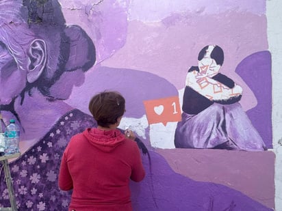 La intervención artística se realiza de forma colectiva con la participación de voluntarias.