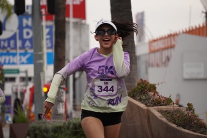 Tributo. Varias mujeres corrieron portando nombres o mensajes que recordaban causas y luchas personales.
