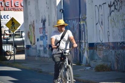 Diario. Para muchos duranguenses, la bicicleta es su medio de transporte principal.