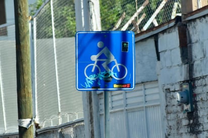 Vandalizado. Así como esta paleta, hay muchas más vandalizadas a lo largo del trayecto.
