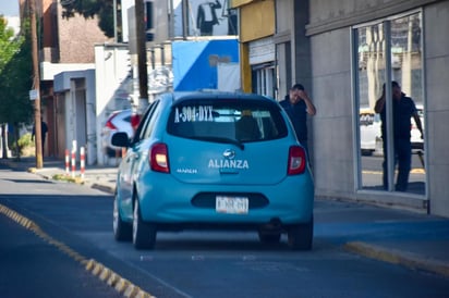 Justificado. Para ciertas partes, se habilitaron zonas específicas donde transportes se pueden parar momentaneamente, por ejemplo, para dejar a personas en hospitales.
