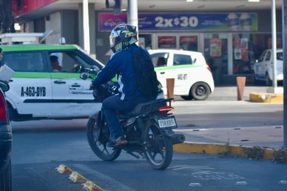 Rápido. Si bien ambos medios de transporte tienen un gran parecido, las motos pueden llegar a ser peligrosas por la alta velocidad que manejan.