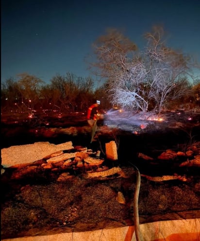 Labores. Al lugar acudieron elementos del departamento de Protección Civil del municipio de Mapimí, quienes con la ayuda de una pipa comenzaron a combatir las llamas con chorros de agua desde distintos frentes.