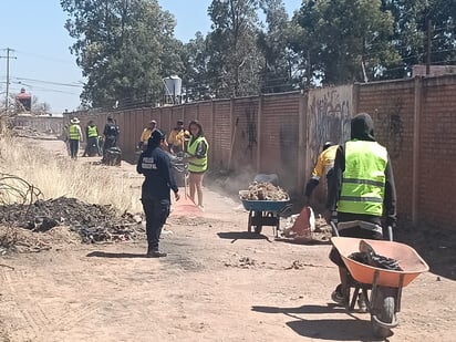 Tareas. Padres de menores infractores, y estos mismos, participaron en diversas labores de trabajo comunitario en distintos puntos del bulevar José María Patoni.