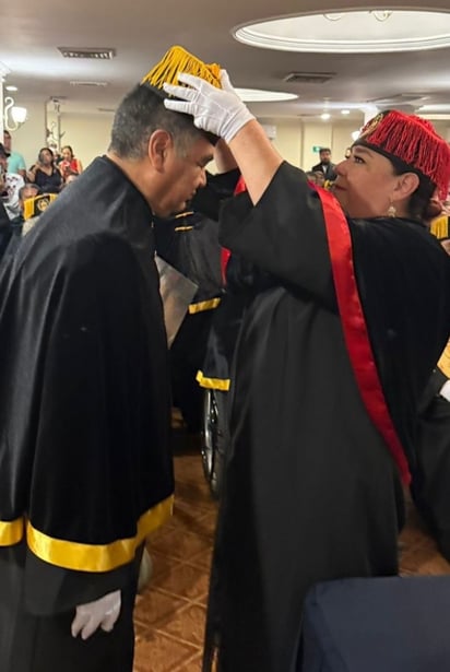 Maestro Juan Ernesto Jurado Osuna (centro) con el Presidente, Exemo. Dr. Santiago barra García (izq.) y la Rectora Exema. Dra. Rossina Betancourt Sánchez (der.). En el heroico puerto de Veracruz, después de recibir uno de los más altos honores simbólicos en el ámbito cultural. Grupo Folclórico Magisterial 'Naksir', fundado en 1980 también dirigido por el maestro Ernesto Jurado durante más de 30 años, representando a Durango en distintos escenarios de México y Estados Unidos. Investidura a cargo de la Dra. Rossina Betancourt Sánchez, Rectora del Claustro Doctoral.