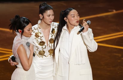 La interpretación de Golden sorprendió a la ceremonia y encendió el tramo musical de los Oscar. Foto: EFE