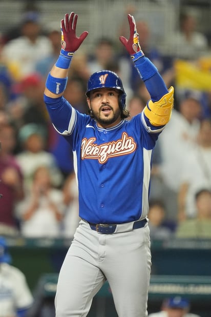 Héroe.  Eugenio Suárez abrió la pizarra venezolana con un cuadrangular solitario en la cuarta entrada.