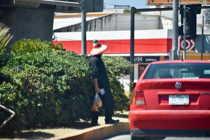 Mercancía. En cuanto se pone en rojo el semáforo, fruteros y comerciantes ofrecen bolsas de la fruta de temporada.
