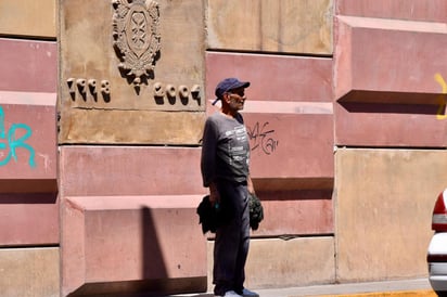 Una moneda. Alrededor de toda la ciudad, es normal ver a personas que limpien el coche o solo los cristales.